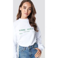 NA-KD Bluza Game Over - White. Białe bluzy rozpinane damskie NA-KD, z nadrukiem, z dzianiny, z długim rękawem, długie. Za 161,95 zł.