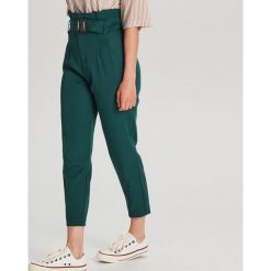Spodnie high waist z paskiem - Khaki. Brązowe spodnie damskie Cropp, z podwyższonym stanem. W wyprzedaży za 39,99 zł.