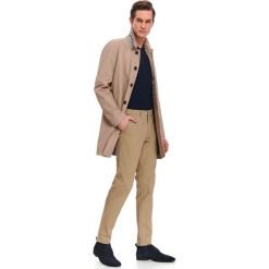 Spodnie z fakturą o kroju slim. Brązowe spodnie męskie Top Secret, na wiosnę, m, w paski, eleganckie. W wyprzedaży za 59,99 zł.
