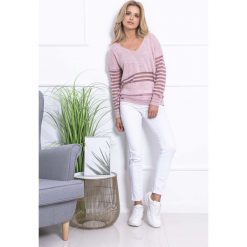 Pudrowy Luźny Sweter z Trójkątnym Dekoltem w Paski. Różowe swetry dziewczęce Molly.pl, w paski, z tkaniny, eleganckie, bez kołnierzyka, bez rękawów, bez kaptura. Za 117,90 zł.
