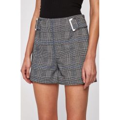 Guess Jeans - Szorty. Szare szorty damskie Guess Jeans, z aplikacjami, z poliesteru, casualowe. W wyprzedaży za 259,90 zł.