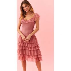Elegancka tiulowa sukienka z falbanami. Różowe sukienki damskie Top Secret, na lato, bez wzorów, z tiulu, eleganckie, z falbankami, z krótkim rękawem, krótkie, mini, dopasowane. W wyprzedaży za 79,99 zł.