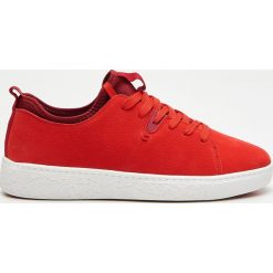 Sneakersy - Czerwony. Czerwone sneakersy damskie Cropp. W wyprzedaży za 59,99 zł.