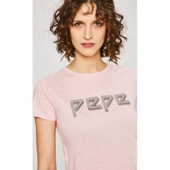 Pepe Jeans - Top Madi. Różowe bluzki damskie marki Pepe Jeans, s, z nadrukiem, z bawełny, casualowe, z okrągłym kołnierzem, z krótkim rękawem. W wyprzedaży za 99,90 zł.