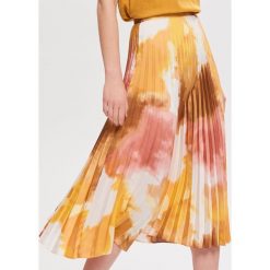 Spódnica z motywem tie-dye - Wielobarwn. Różowe spódniczki damskie Reserved, bez wzorów. Za 159,99 zł.