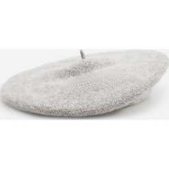 Wełniany beret - Jasny szary. Szare berety damskie Reserved, bez wzorów, z wełny. W wyprzedaży za 19,99 zł.