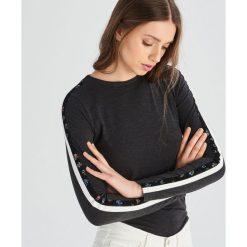 Bluzka z lampasami - Szary. Szare bluzki damskie marki Sinsay, s, bez wzorów, bez kołnierzyka, bez rękawów. Za 24,99 zł.