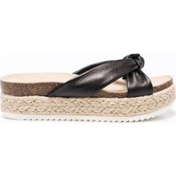 Steve Madden - Klapki. Czarne klapki damskie marki Steve Madden, bez wzorów, ze skóry, bez obcasa, na obcasie. W wyprzedaży za 159,90 zł.