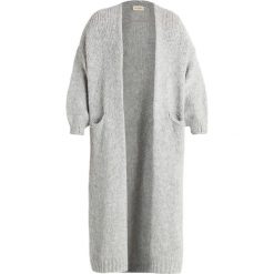 American Vintage BOOLDER LONG OPEN CARDIGAN Kardigan mineral chine. Szare kardigany damskie American Vintage, z materiału. Za 739,00 zł.