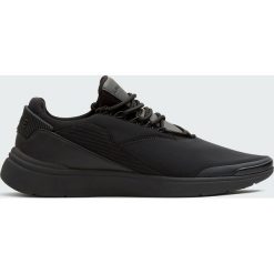 Czarne buty sportowe z materiału technicznego. Czarne buty sportowe męskie marki Pull&Bear, bez zapięcia. Za 139,00 zł.