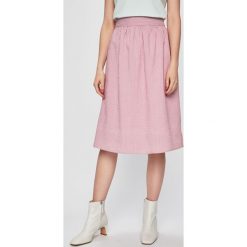 Vero Moda - Spódnica. Różowe spódniczki damskie Vero Moda, s, bez wzorów, z bawełny, z podwyższonym stanem, midi, rozkloszowane. Za 119,90 zł.