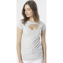 Jasnoszary T-shirt Azame. Szare bluzki damskie Born2be, s, bez wzorów, bez kołnierzyka, bez rękawów. W wyprzedaży za 54,99 zł.