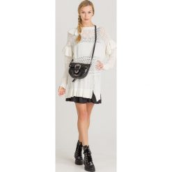 SUKIENKA TWINSET. Białe sukienki damskie Twinset, na co dzień, s, z aplikacjami, z kaszmiru, z okrągłym kołnierzem, bez rękawów, mini, asymetryczne. Za 554,50 zł.