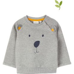Bluza "Omer" w kolorze szarym. Szare bluzy niemowlęce name it boys, z nadrukiem, z bawełny, bez rękawów, bez kaptura. W wyprzedaży za 35,95 zł.