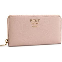 Duży Portfel Damski DKNY - R911HB03 Iconic Blush 3IB. Brązowe portfele damskie DKNY, bez wzorów, ze skóry ekologicznej. W wyprzedaży za 389,00 zł.