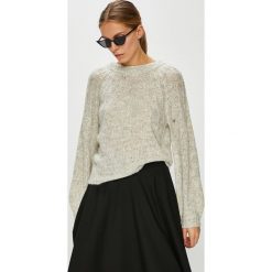 Vero Moda - Sweter Sylvie. Szare swetry klasyczne damskie Vero Moda, l, z dzianiny, z okrągłym kołnierzem. W wyprzedaży za 119,90 zł.