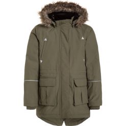 Mikkline GIRLS Płaszcz zimowy dusty olive. Zielone płaszcze dziewczęce marki mikk-line, na zimę, z materiału. W wyprzedaży za 407,20 zł.