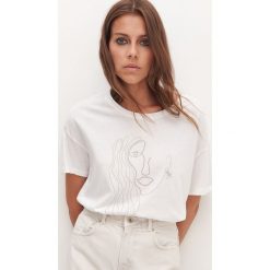 Bawełniany t-shirt z aplikacją -. T-shirty damskie Reserved, s, z aplikacjami, z bawełny, bez kołnierzyka. Za 59,99 zł.