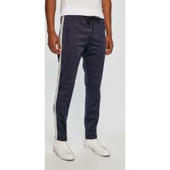 Versace Jeans - Spodnie. Niebieskie spodnie męskie Versace Jeans, na co dzień, s, z nadrukiem, z bawełny, casualowe. W wyprzedaży za 479,90 zł.