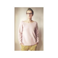 Bluza Sweter Jasnoróżowe Bucle. Szare swetry damskie marki One mug a day, bez wzorów, z wełny, bez rękawów, bez kaptura. Za 189,00 zł.