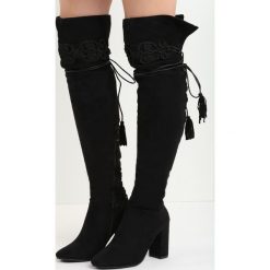 Czarne Kozaki Enamour. Czarne buty zimowe damskie Born2be, z okrągłym noskiem, na wysokim obcasie, na platformie. Za 139,99 zł.