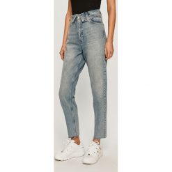 Calvin Klein Jeans - Jeansy Mom Jean. Niebieskie jeansy damskie Calvin Klein Jeans, z podwyższonym stanem. Za 539,90 zł.
