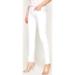 Jeansy Slim Fit LOVE MOSCHINO WQ43006S3378. Białe jeansy damskie Love Moschino, s, bez wzorów, z bawełny. Za 849,00 zł.