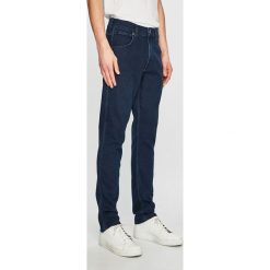 Wrangler - Jeansy. Niebieskie jeansy męskie Wrangler, z aplikacjami. W wyprzedaży za 199,90 zł.