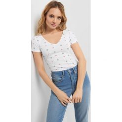 Taliowany T-shirt ze wzorem. Białe koszulki damskie Orsay, xs, z nadrukiem, z elastanu, klasyczne, z klasycznym kołnierzykiem, z krótkim rękawem. Za 19,99 zł.