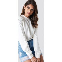 Bluzy rozpinane damskie: Andrea Hedenstedt x NA-KD Bluza z perłami na rękawie - White