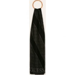Guess Jeans - Szalik. Niebieskie szaliki męskie z aplikacjami, z poliesteru. W wyprzedaży za 179,90 zł.