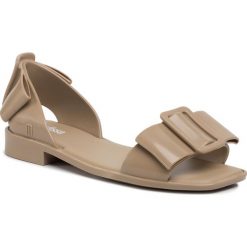 Sandały MELISSA - Aurora Ad 32687 Beige 01011. Brązowe klapki damskie Melissa, bez wzorów, z tworzywa sztucznego, bez obcasa, na obcasie. Za 289,00 zł.