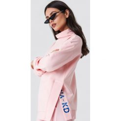 NA-KD Bluza z rozcięciami - Pink. Różowe bluzy damskie marki NA-KD, z haftami, z długim rękawem, długie. Za 161,95 zł.