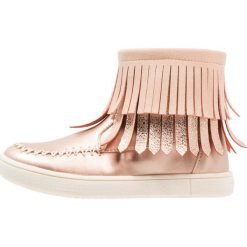 Friboo Botki rose gold. Czerwone botki damskie na zamek Friboo, z materiału. W wyprzedaży za 152,10 zł.