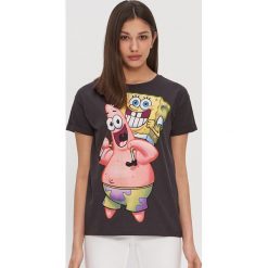 Koszulka z nadrukiem SpongeBob - Szary. Szare koszulki damskie House, s, z nadrukiem, bez kołnierzyka, bez rękawów. Za 39,99 zł.