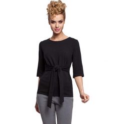 Czarna Bluzka Prosta Dzianinowa z Wiązanym Paskiem. Czarne bluzki na imprezę marki Molly.pl, l, w paski, z dresówki, eleganckie, z okrągłym kołnierzem, z krótkim rękawem. Za 88,90 zł.