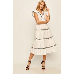 Pinko - Sukienka. Białe sukienki damskie Pinko, na co dzień, z aplikacjami, z elastanu, casualowe, z włoskim kołnierzykiem, z krótkim rękawem, krótkie, mini, rozkloszowane. Za 1199,00 zł.