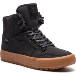 Sneakersy SUPRA - Vaider Cw 08043-035-M Black/Black Gum. Czarne sneakersy męskie Supra, bez zapięcia. W wyprzedaży za 369,00 zł.
