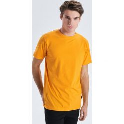 Gładka koszulka basic - Żółty. Żółte koszulki męskie Cropp, s, bez wzorów, bez kołnierzyka, bez rękawów. Za 24,99 zł.