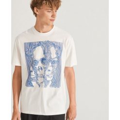 T-shirt ze strukturalnym nadrukiem - Kremowy. Białe t-shirty męskie Reserved, s, z nadrukiem, bez kołnierzyka. Za 49,99 zł.