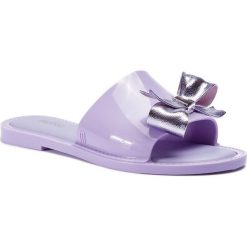 Klapki MELISSA - Soul II Ad 32524 Lilac/Metallic Lilac 53422. Fioletowe klapki damskie Melissa, z aplikacjami, z tworzywa sztucznego, bez obcasa, na obcasie. Za 279,00 zł.