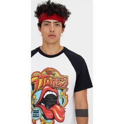 Koszulka z rękawem raglanowym The Rolling Stones. Białe koszulki męskie Pull&Bear, m, bez wzorów, bez kołnierzyka, z krótkim rękawem, krótkie. Za 69,90 zł.