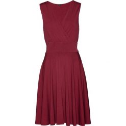 Sukienka shirtowa bonprix ciemnoczerwony. Czerwone sukienki damskie bonprix, bez wzorów, bez kołnierzyka, bez rękawów, rozkloszowane. Za 129,99 zł.