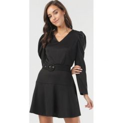 Czarna Sukienka Kyltila. Czarne sukienki damskie Born2be, s, bez wzorów, bez kołnierzyka, bez rękawów, mini. Za 149,99 zł.