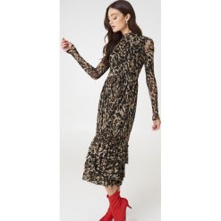 NA-KD Trend Siateczkowa sukienka z falbanami Leo - Black,Brown,Beige. Brązowe sukienki damskie marki NA-KD Trend, bez wzorów, ze stójką, z długim rękawem, długie, maxi. Za 242,95 zł.