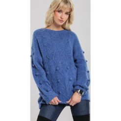 Niebieski Sweter Showing. Niebieskie swetry damskie Renee, uniwersalny, z aplikacjami, z dzianiny, casualowe, bez rękawów, długie, bez kaptura. Za 149,99 zł.