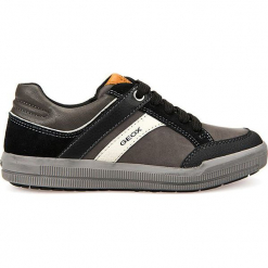 Sneakersy "Arzach" w kolorze szaro-czarnym. Czarne trampki chłopięce marki geox kids, z gumy, na sznurówki. W wyprzedaży za 129,95 zł.