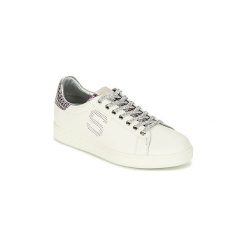 Buty Serafini J.CONNORS. Białe trampki i tenisówki damskie Serafini, bez wzorów, bez zapięcia. Za 599,20 zł.