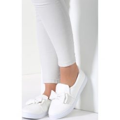 Białe Slip On Fire Dance. Białe trampki damskie slip on marki vices. Za 39,99 zł.