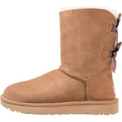 UGG BAILEY BOW Botki chestnut. Brązowe buty zimowe damskie Ugg, z materiału. Za 989,00 zł.